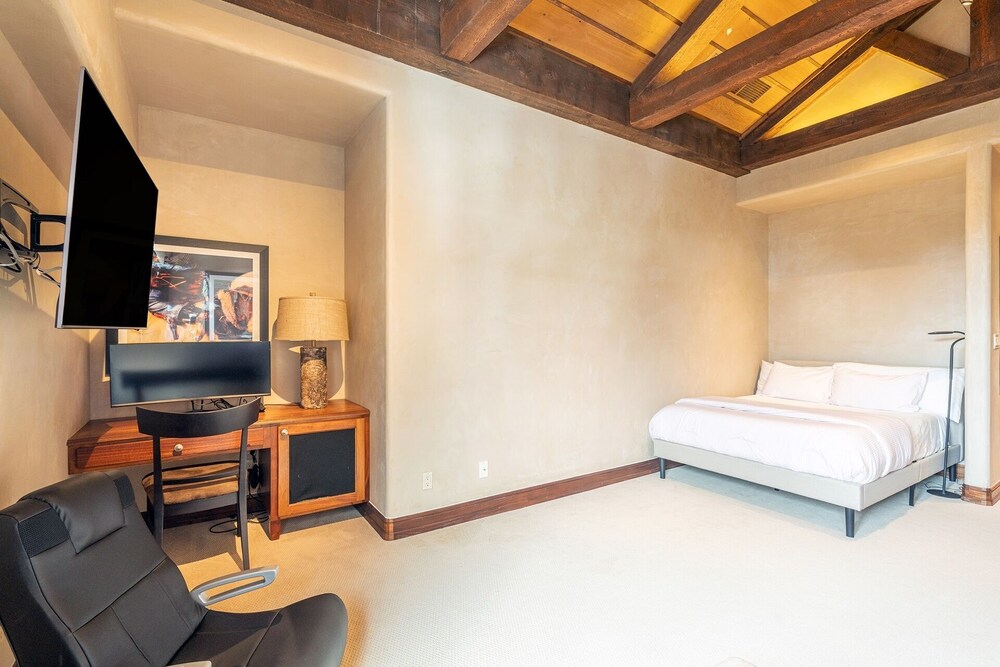 See Forever 129 4 Bedroom Condo by RedAwning view 3