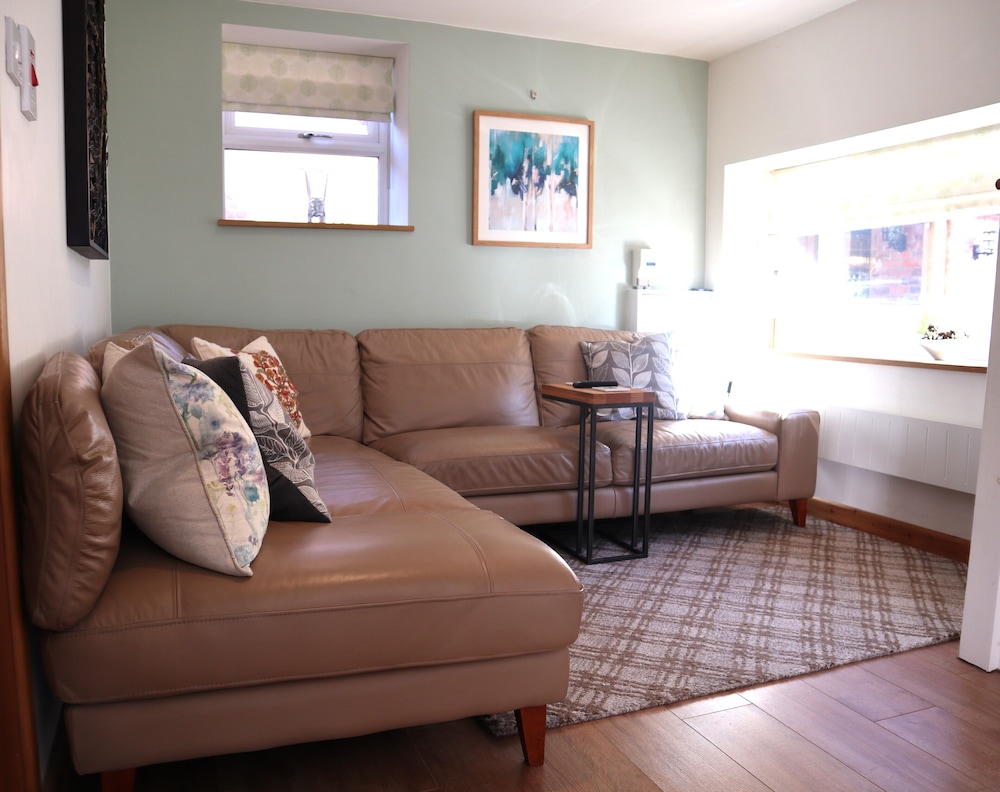 Knutsford Vacations - Charming 2-bed Cottage, Beautiful Views, Knutsford - Property Image 18