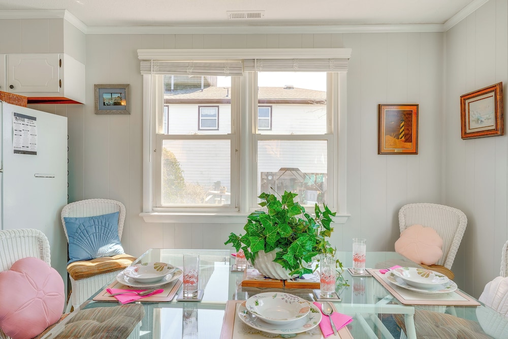 1 Mi to Avalon Pier: Charming Coastal Cottage!