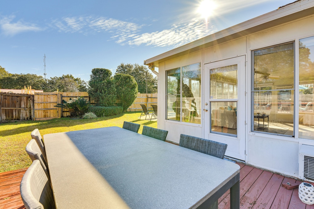 Sunny Retreat w/ Hot Tub in Fort Walton Beach!