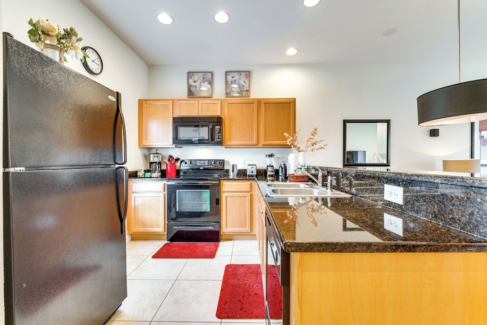 4 Mi to Disney World: Townhome w/ Hot Tub & Lanai!