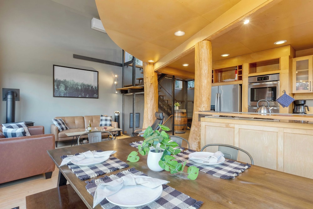 Deck Views, Fire Pit, Pool, 3 Mins to Beach Madrona Tree Retreat by Avantstay