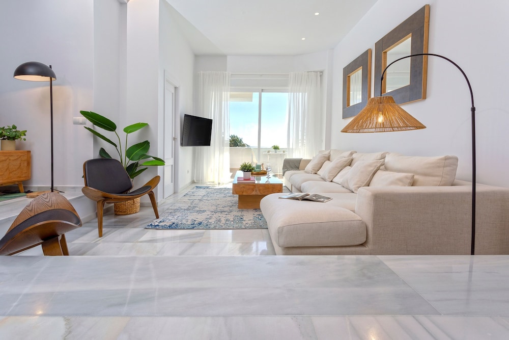 Exclusive 2BD Apartment With Private Terrace in Marbella Royal Gardens
