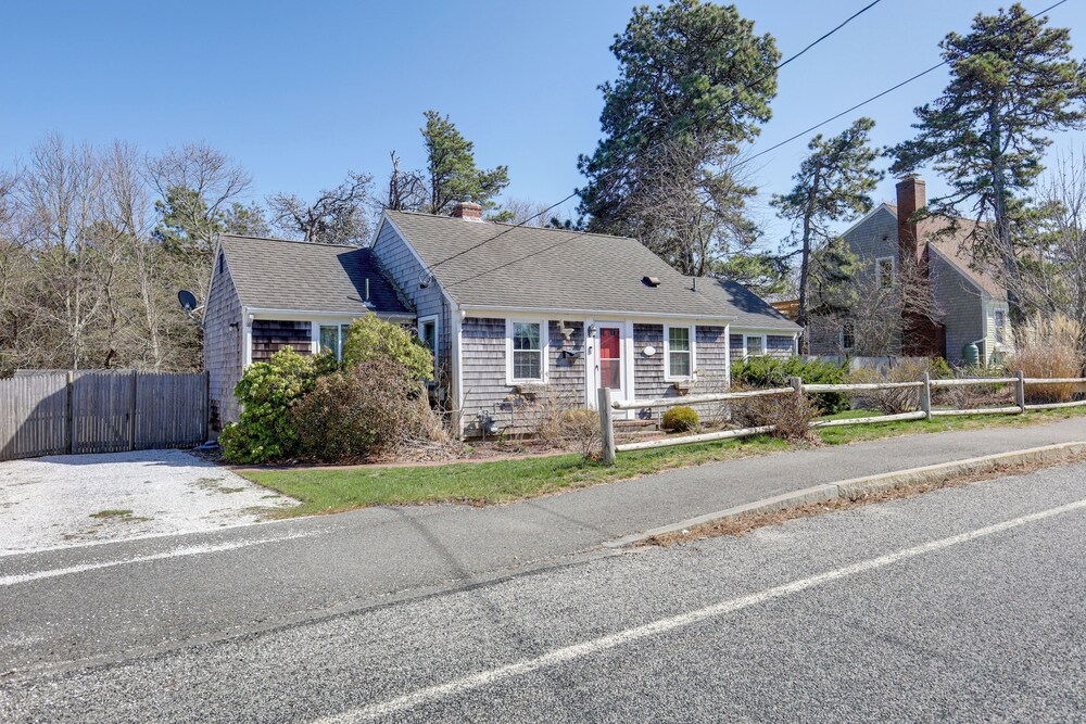 Swan River Views, BBQ Ready: West Dennis Home