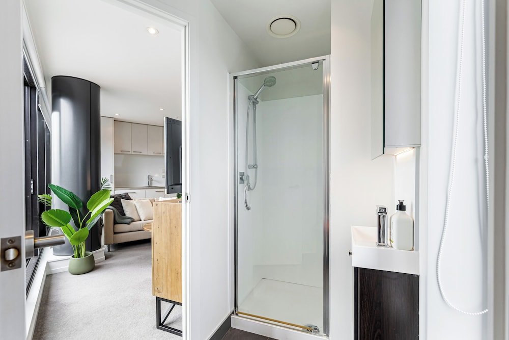 Pool, Gym & Modern 2BR Sky Tower View Zodiak Stays