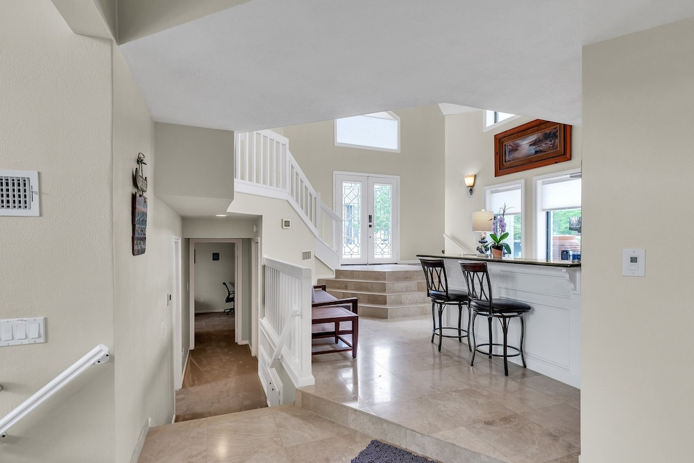 Lakefront Retreat With Private Pool, Hot Tub And Dock 4 Bedroom Home
