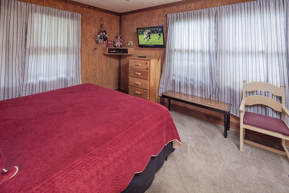 Er31 - Grandma And Granpaws Place - Great Location - Close To Parkway In Pf 2 Bedroom Cabin by RedAwning view 4