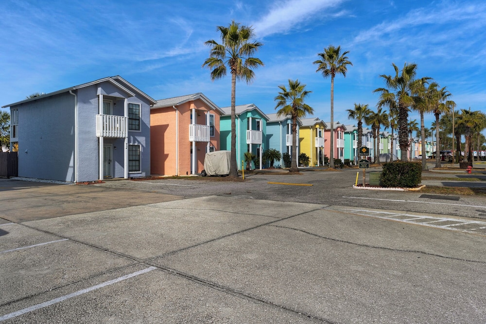 Sand Castles West A4: Steps to Beach, Pools, Private Balcony & More!