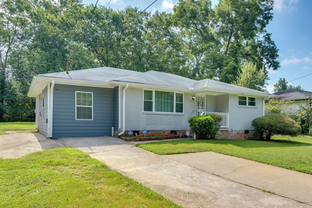 Inviting Home w/ Backyard: 8 Mi to Dtwn Atlanta!