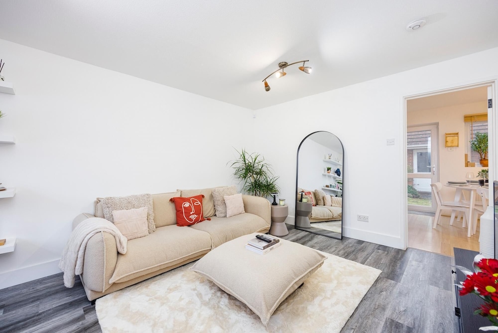 Stylish 3-bed Home in East London Free Parking