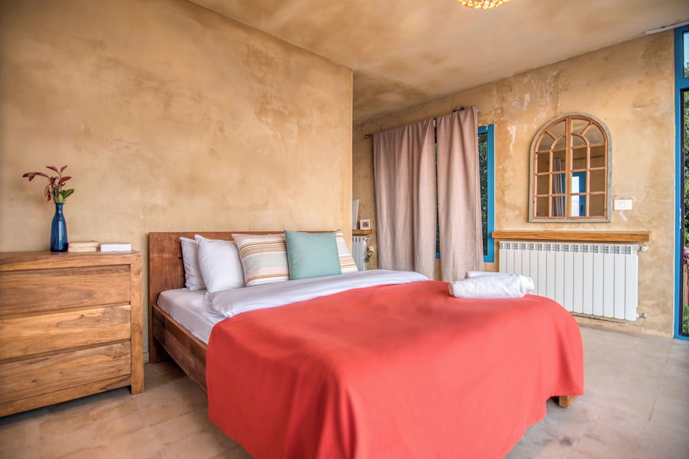 Red Oak House With Garden & Terrace in Assia, Batroun