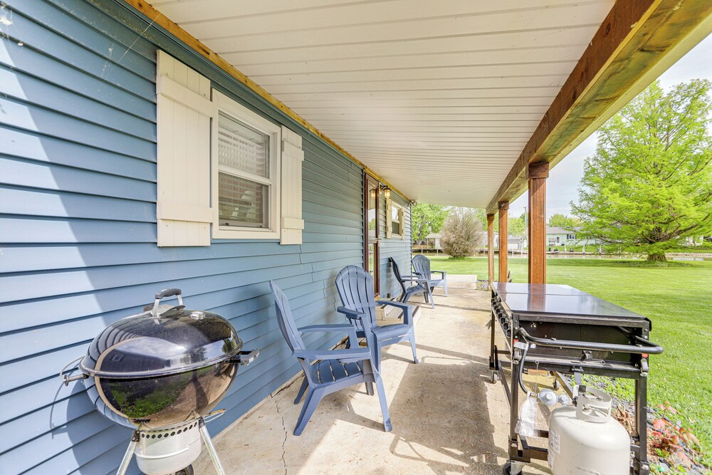 Waterfront Port Clinton Cottage w/ Fire Pit!