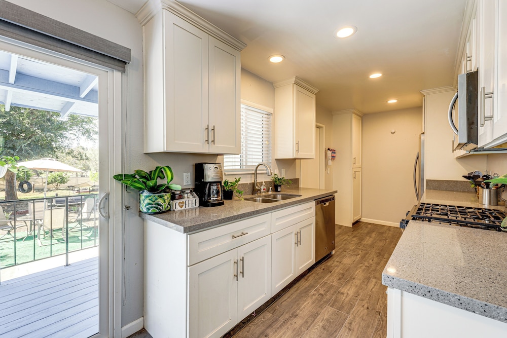 Pet-friendly Apt 11 Mi to Dtwn San Diego!