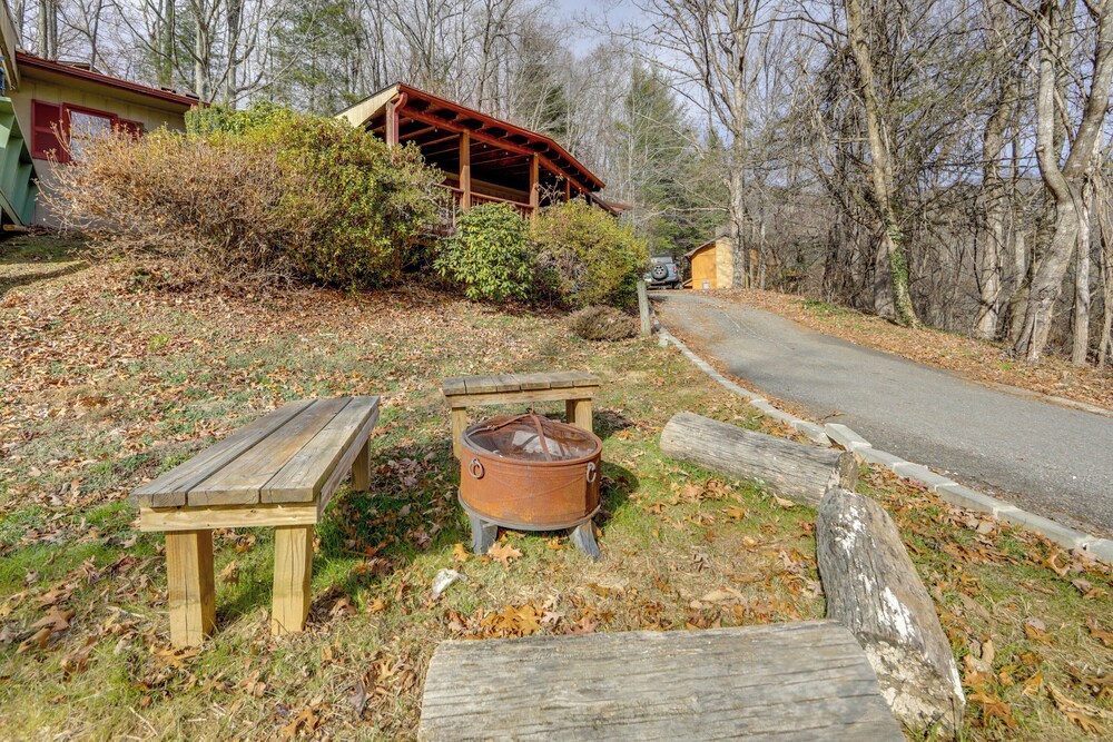 Walk to Golf Course, Mtn-view Maggie Valley Duplex