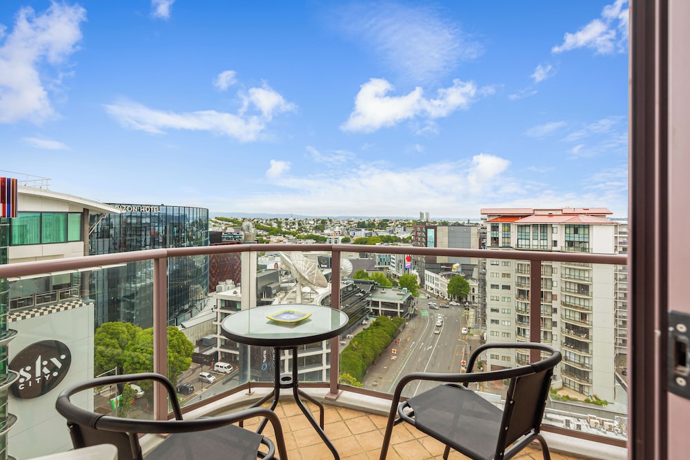 Central CBD Apt | Balcony & Style | Zodiak Stays