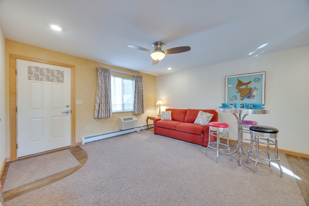 Mountain-view Apt: Walk to Local Attractions!