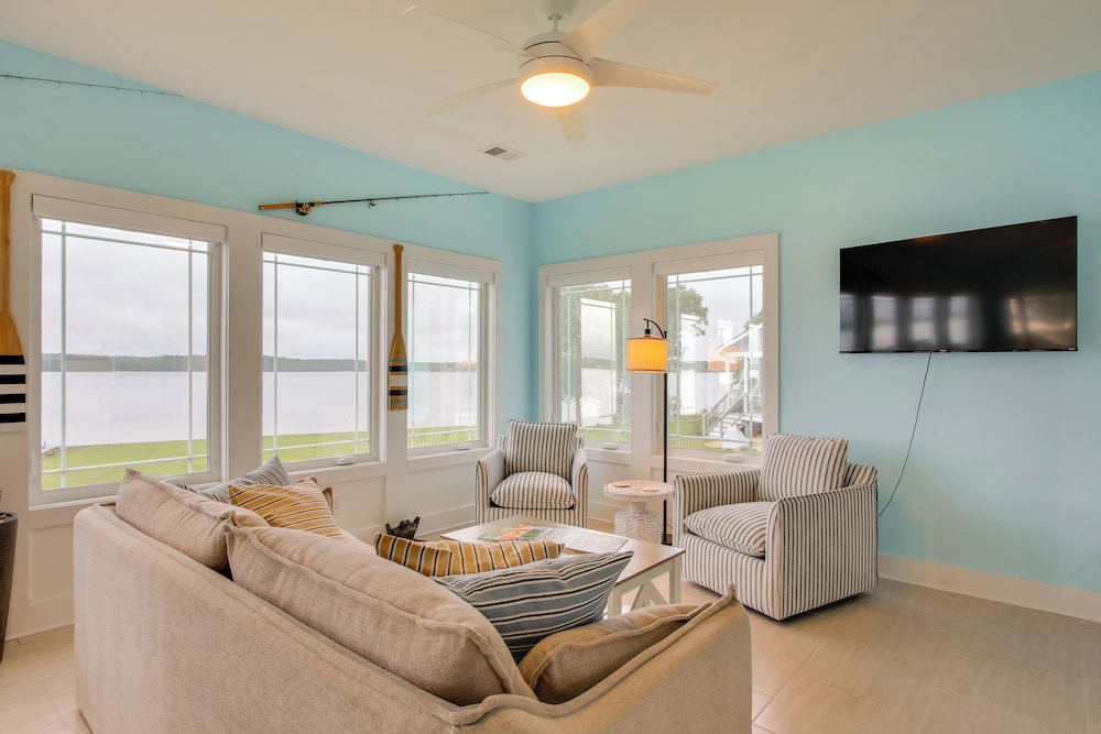 Lakefront Home w/ Hot Tub & Dock in Cross Hill!