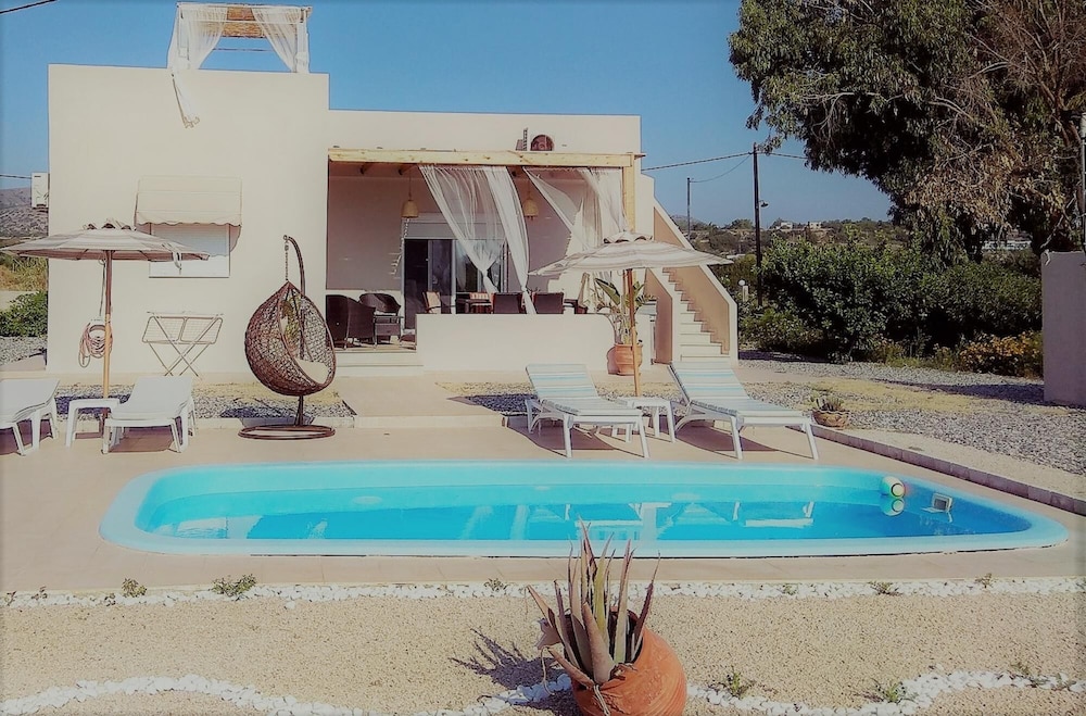 Gennadi Serenity House -beachfront Villa