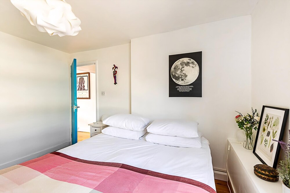 Bright Flat For 2 in Dartmouth Park