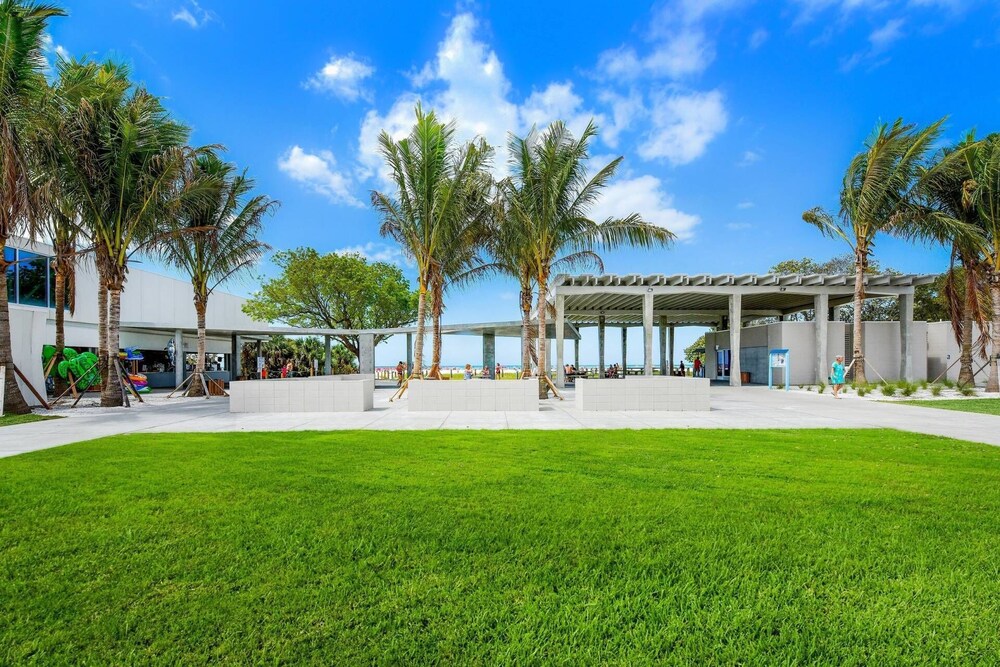 Coastal Breeze Siesta Entire 4-unit Complex With Dock