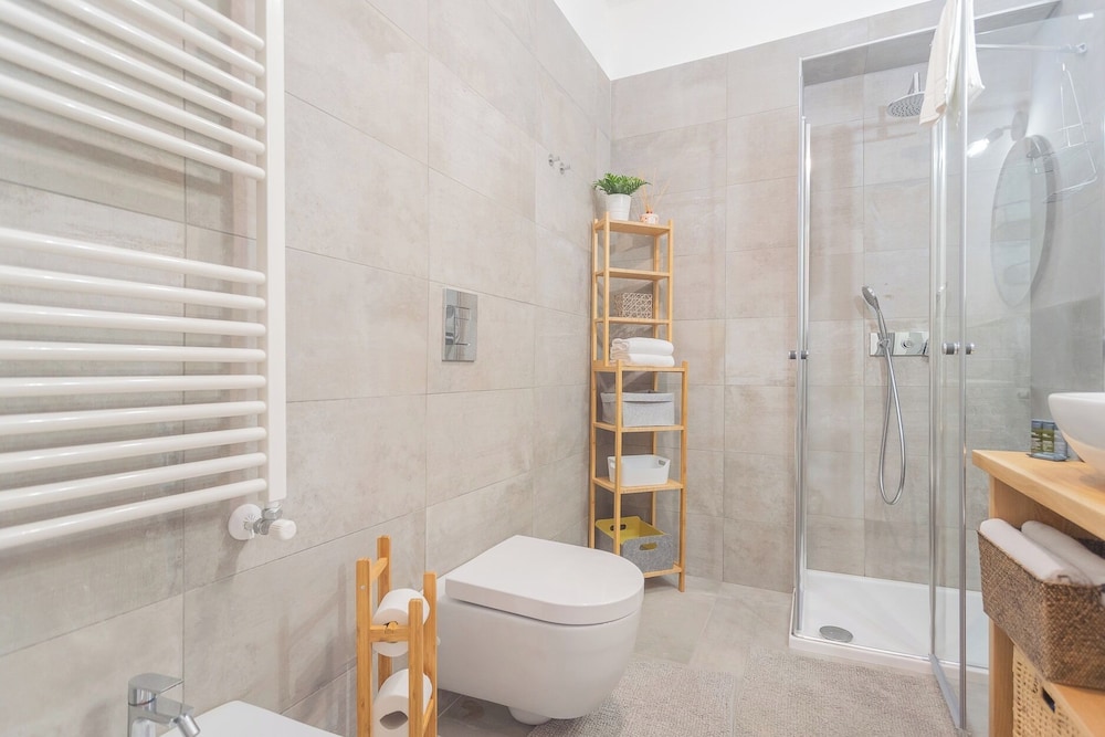 Independence Apartment With Balcony by Rent all Como