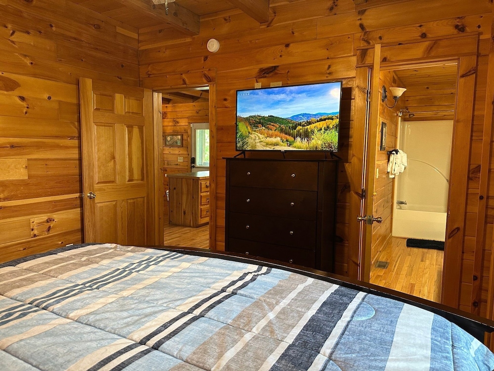 Chillin N Grillin 2 Bedroom Cabin