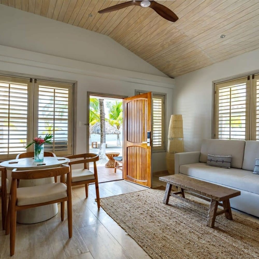 Rum Punch- Beachfront Bungalow Pool Kayaks Pier