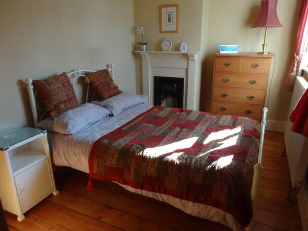 Beautiful Country Cottage for up to 8 People - Great Staycation Location view 2