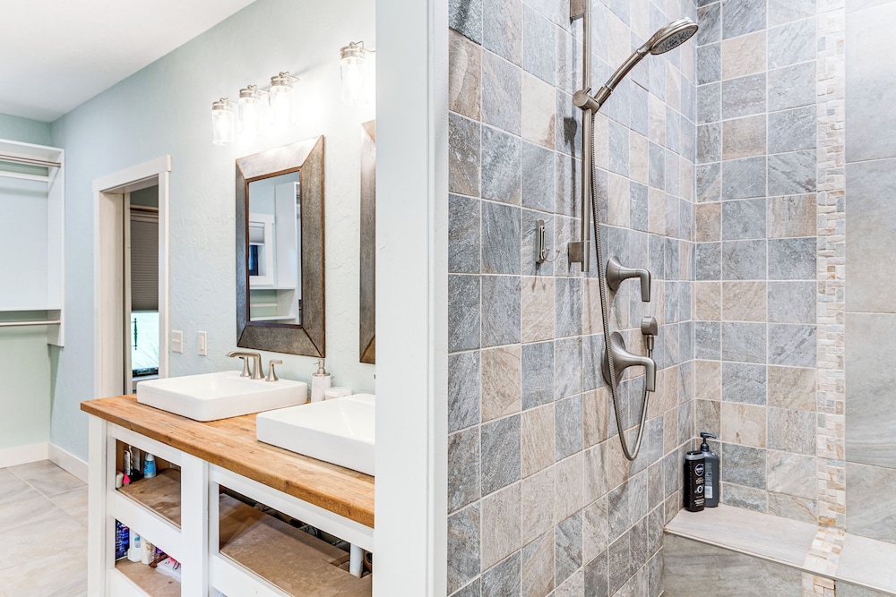 Luxe Barndominium Retreat Near Blue Spring Lake!