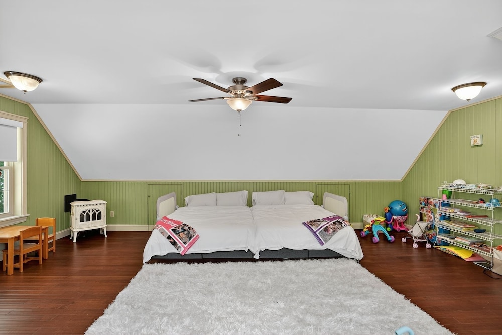 Gray Woodland Escape Golf, Pool & Cinema 5 Bedroom Home