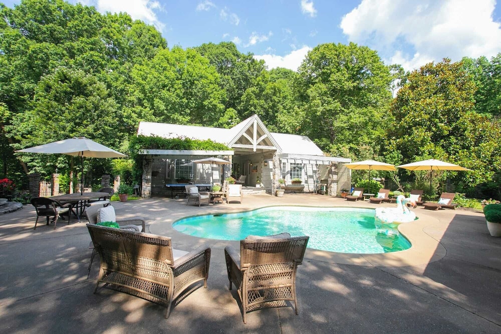 35 Acre Villa w/ Pool, Spa, Wine Cellar & Gym + Near Golf Club La Pearla Ranch by Avantstay