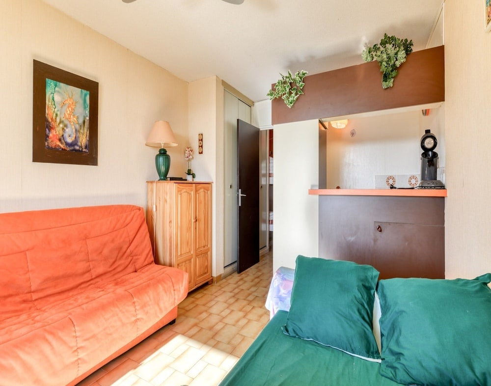 Sunny Apartment by the Sea