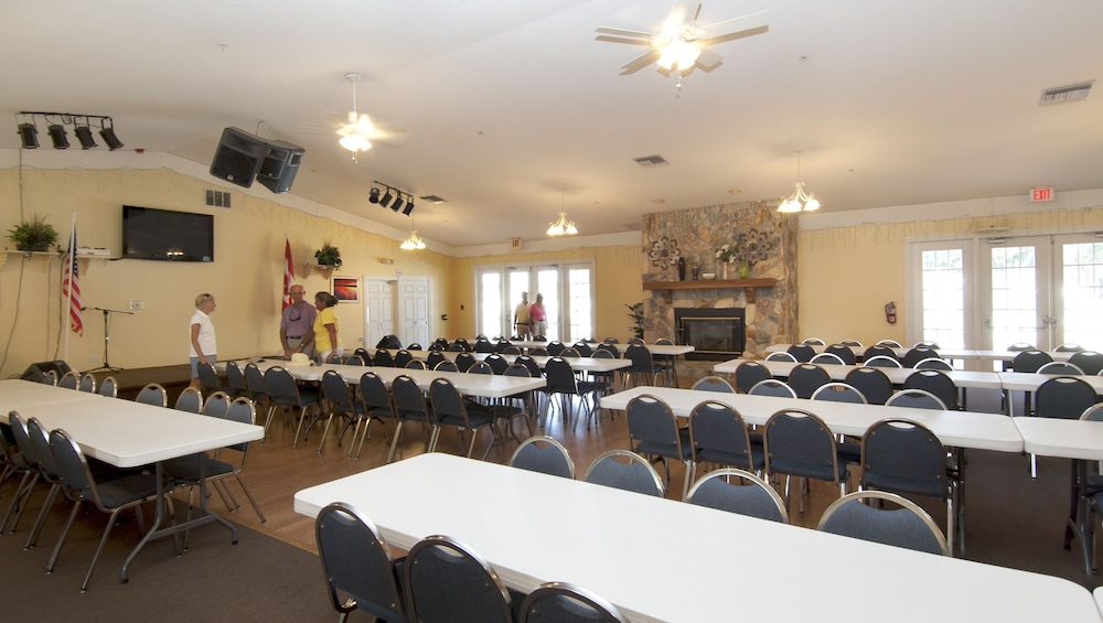 Majestic Oaks RV Resort