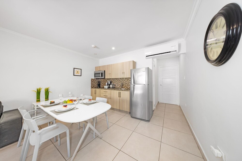 Lovely 1br1ba Condo Walk to Beach Pool BBQ