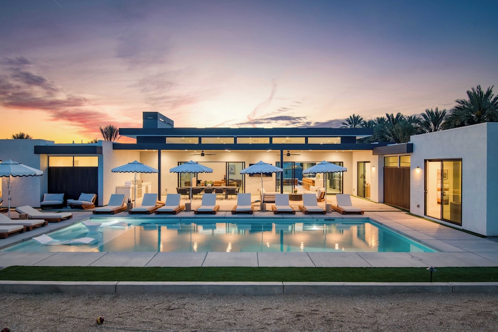 Sleeps 34 2 Villas, Pool, Pickleball + Bocce Polo Villas Elara by Avantstay
