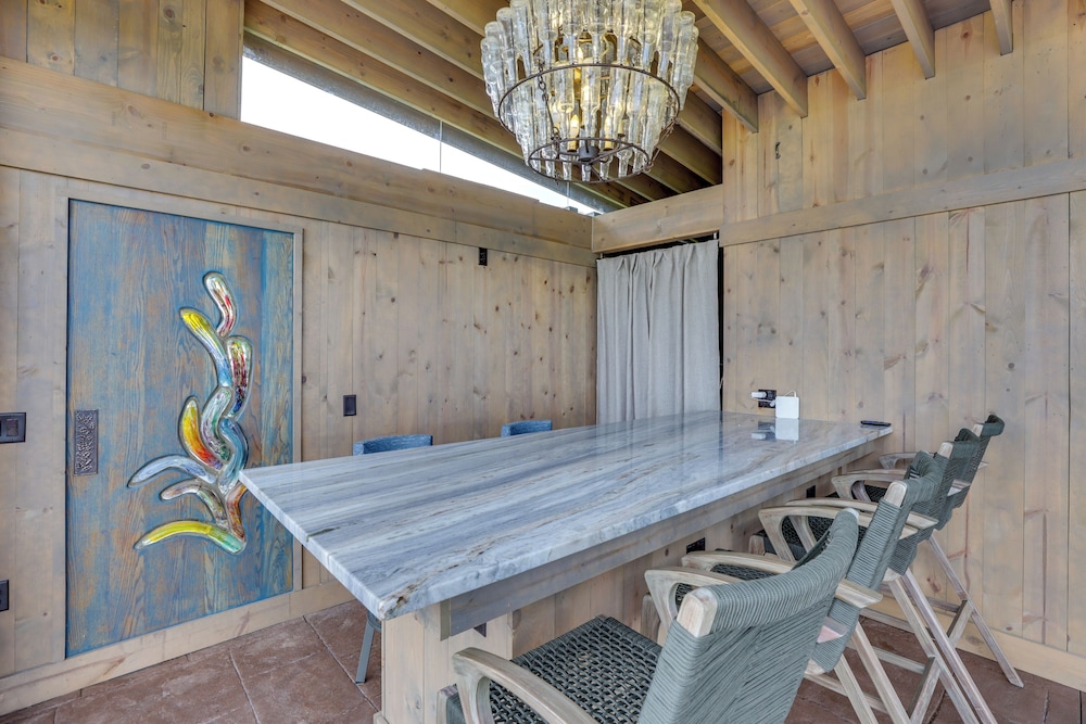 Outdoor Oasis: Luxe Flat in Mt Horeb!
