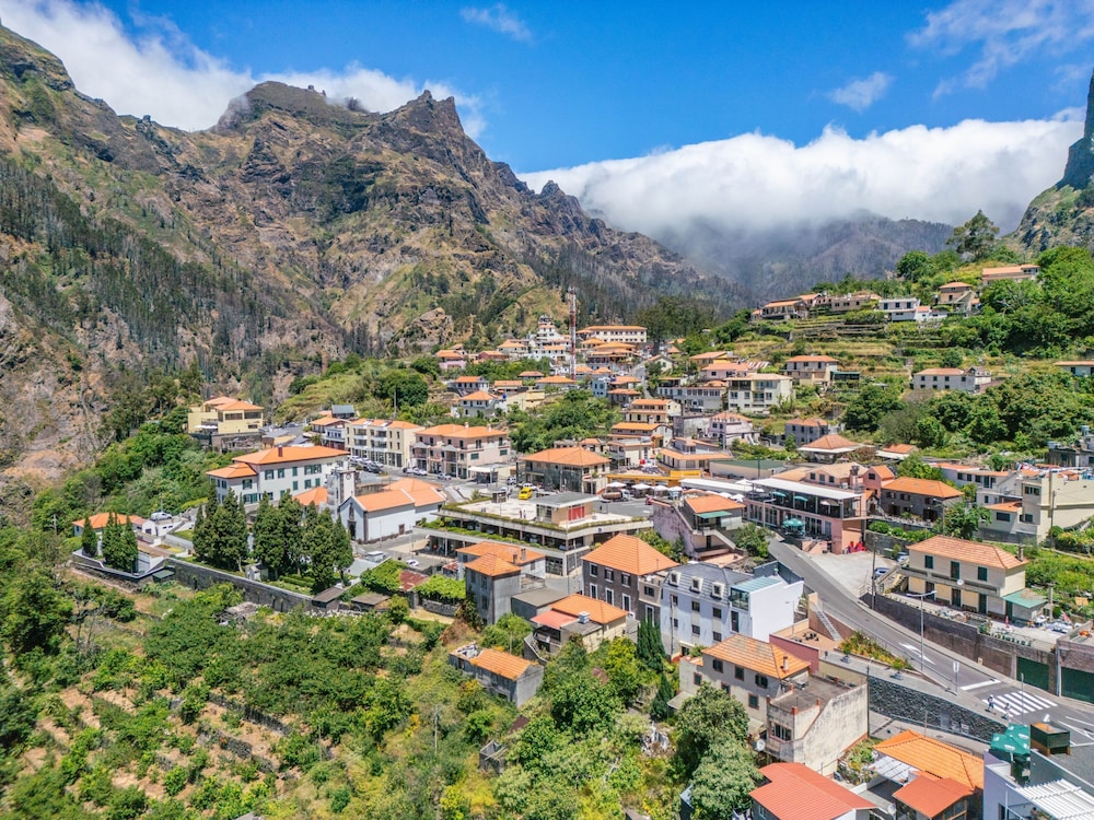 Cora o da Madeira - Torre by Homie