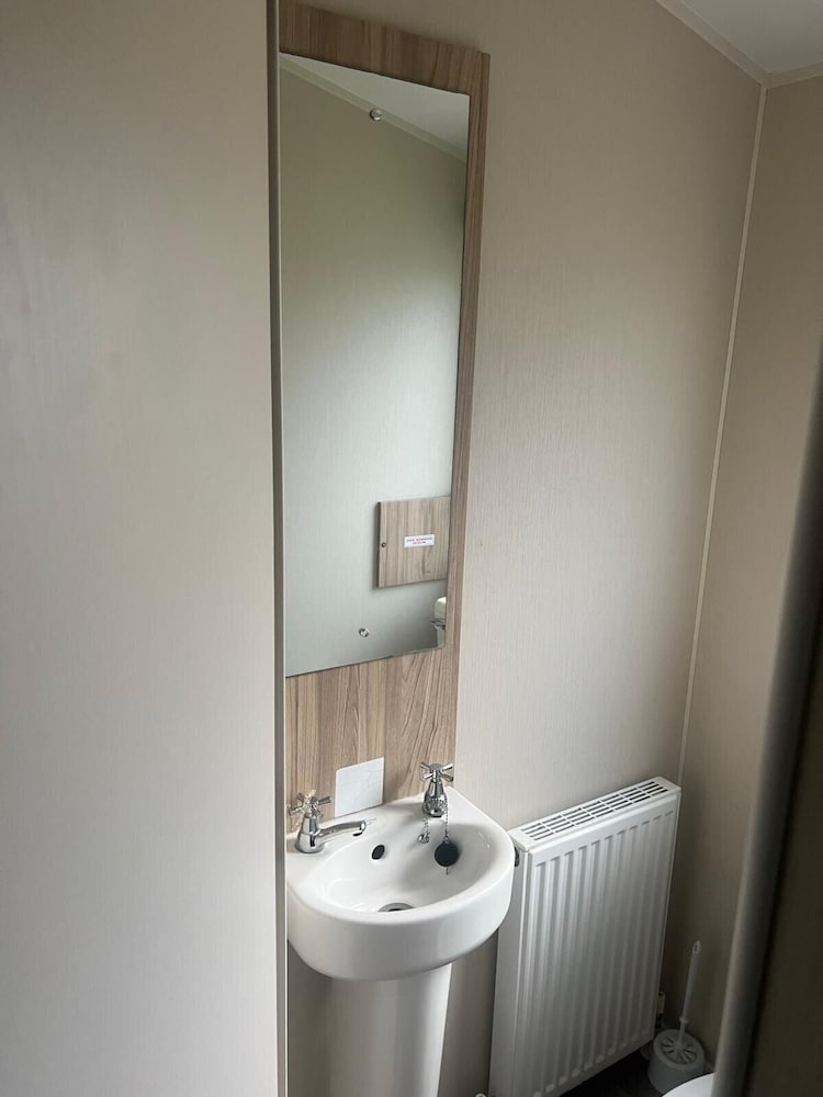 3 Bed Caravan - Sleeps 6 - Pets - 5 min to Beach