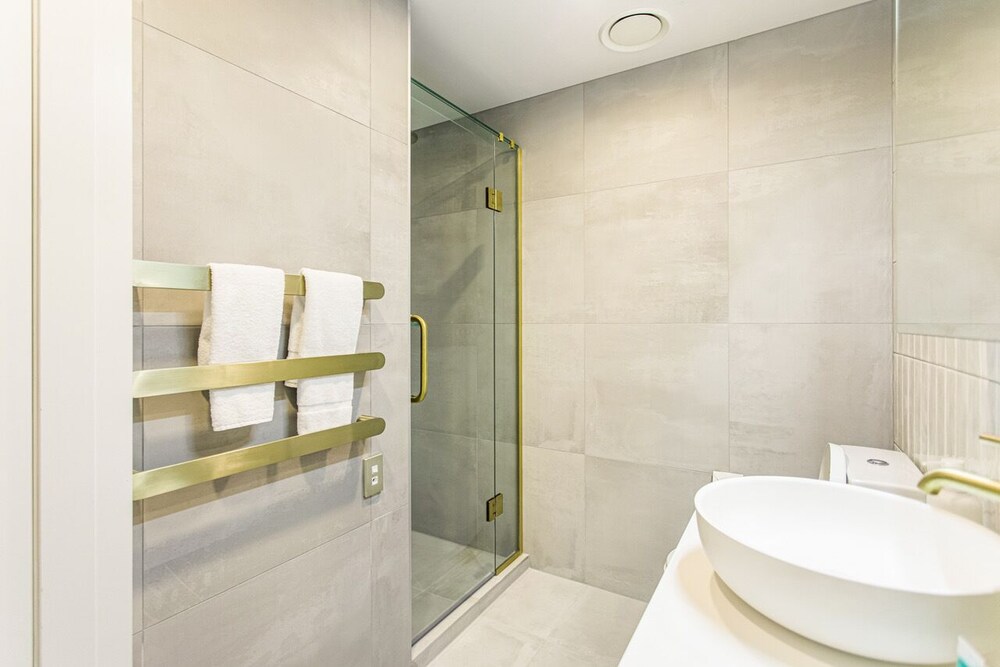 Modern 2BR in CBD - Zodiak Stays
