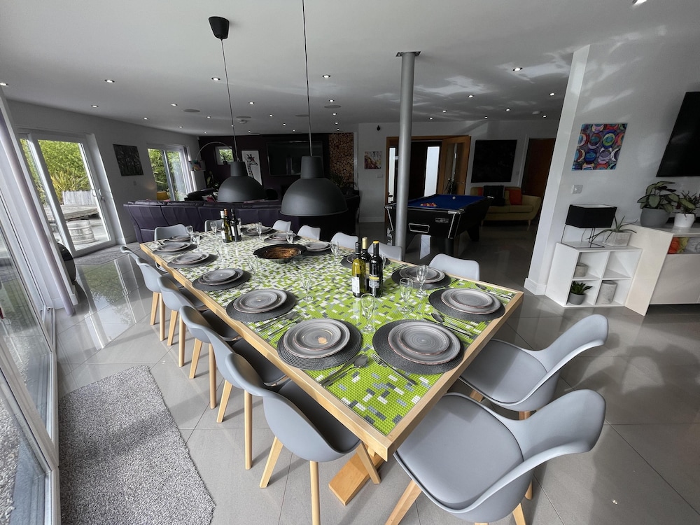 5 Bed House-sleeps 14-hot Tub-bar-garden-parking