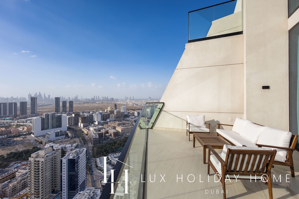 LUX The Phantom Sky Pool Suite