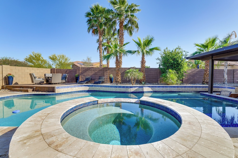 Swim-up Bar & Putting Green: Goodyear Getaway!