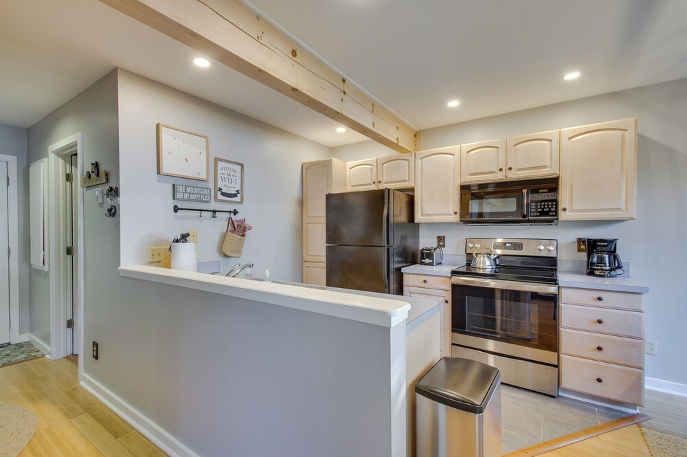 Serene Hideaway With Views, 1 Mi to Hike & Ski! view 4