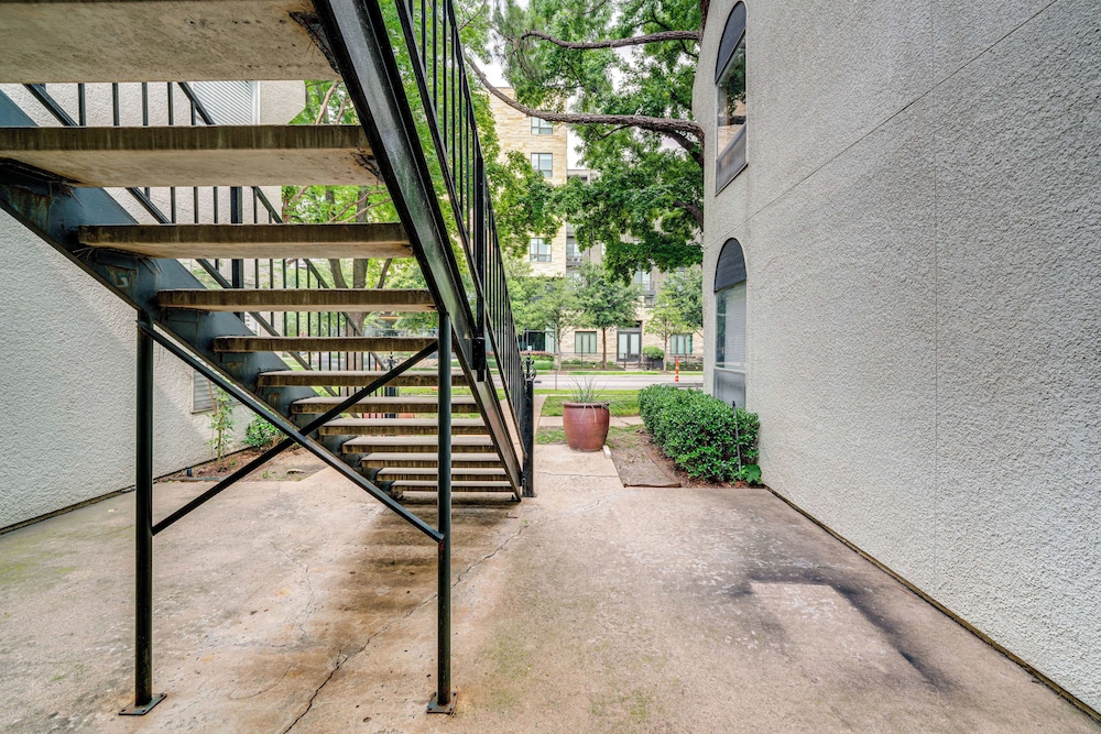 3 Mi to Dtwn Dallas: Condo w/ Walkable Location!