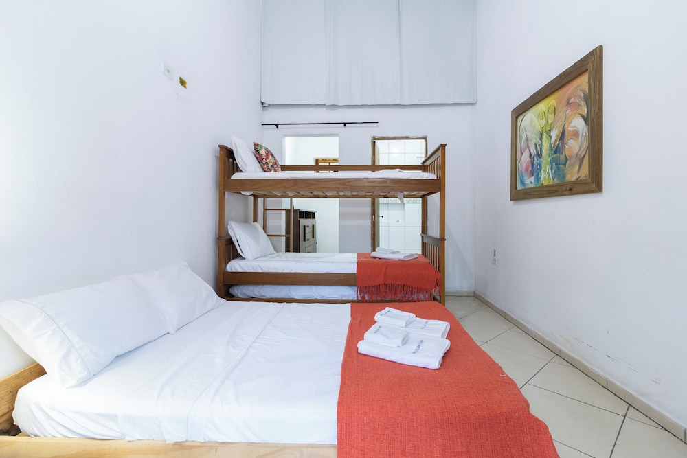 Sítio com 5 suítes e piscina