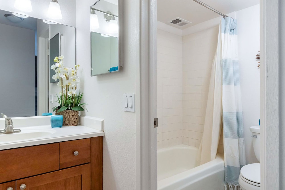 Budget Friendly - Kihei Akahi C-608, Ocean Views, Short Walk to Kamaole Beach II