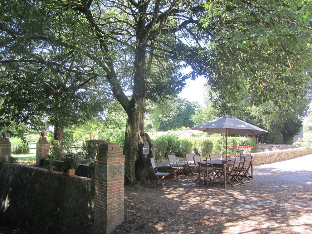 Le Manoir Aux Douves