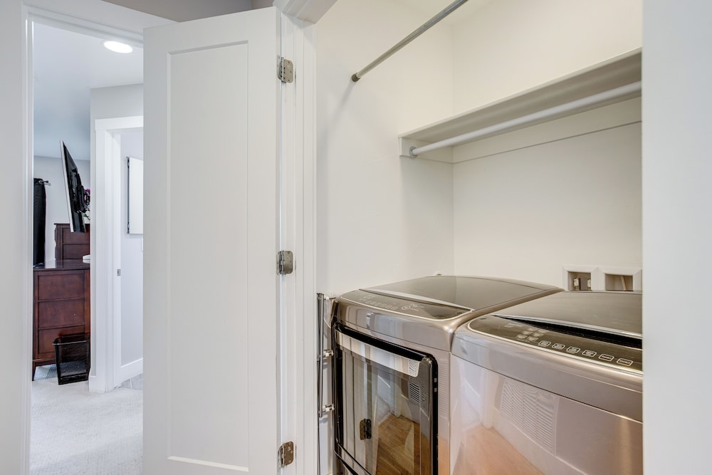 1 Mi to Dtwn Denver: Sleek Duplex w/ Rooftop Deck!