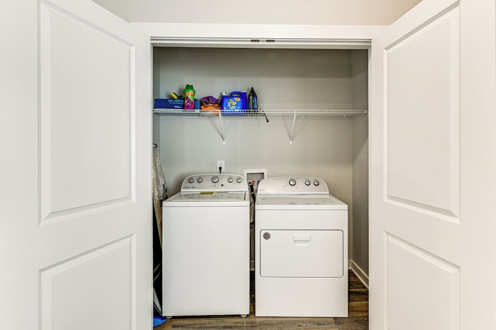 Modern Townhome w/ Yard: 5 Mi to Dtwn Charlotte