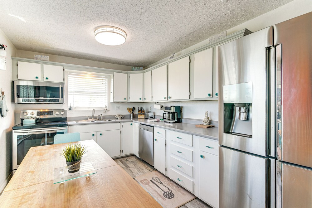 Walk to Beach: Galveston Family Getaway w/ Patio